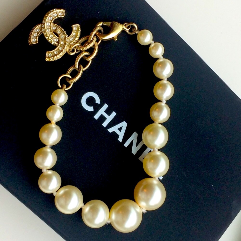 Chanel. Classic Pearl Gold Cc Bracelet